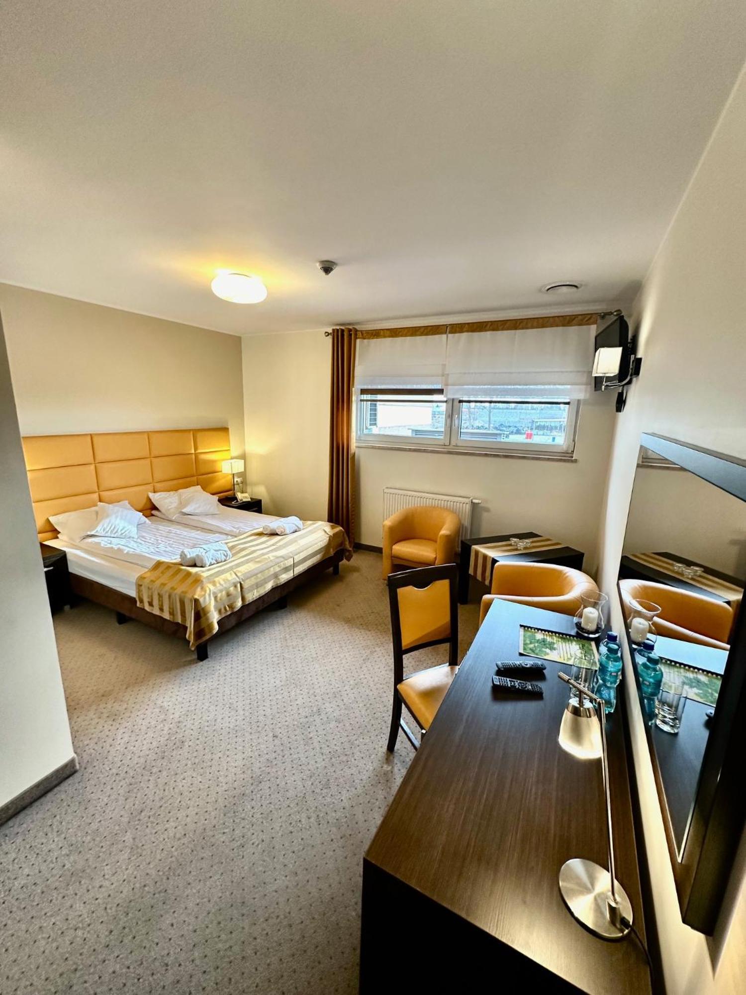 Hotel Pod Debami Остров Велкополски Екстериор снимка